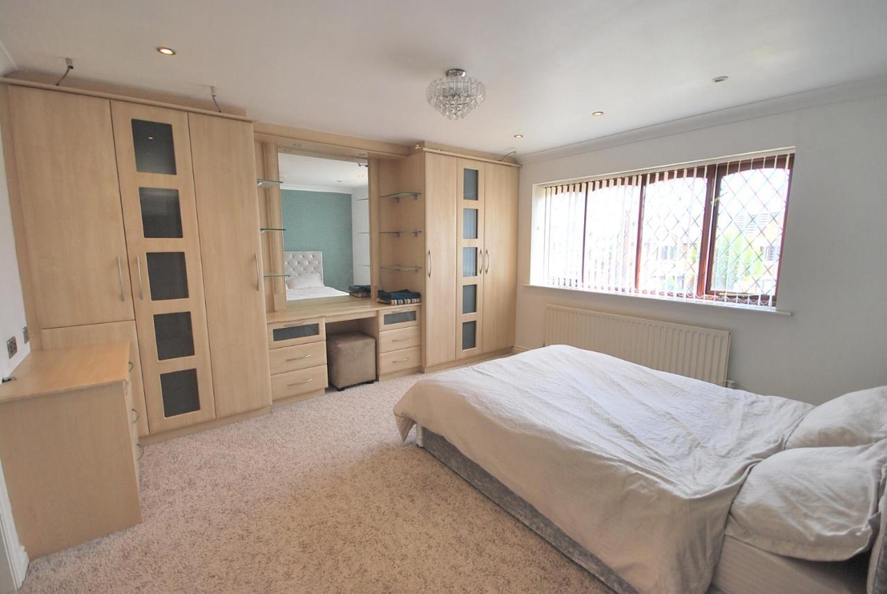 Entire And Exclusive Four Bed Detached Villa Lostock Dış mekan fotoğraf