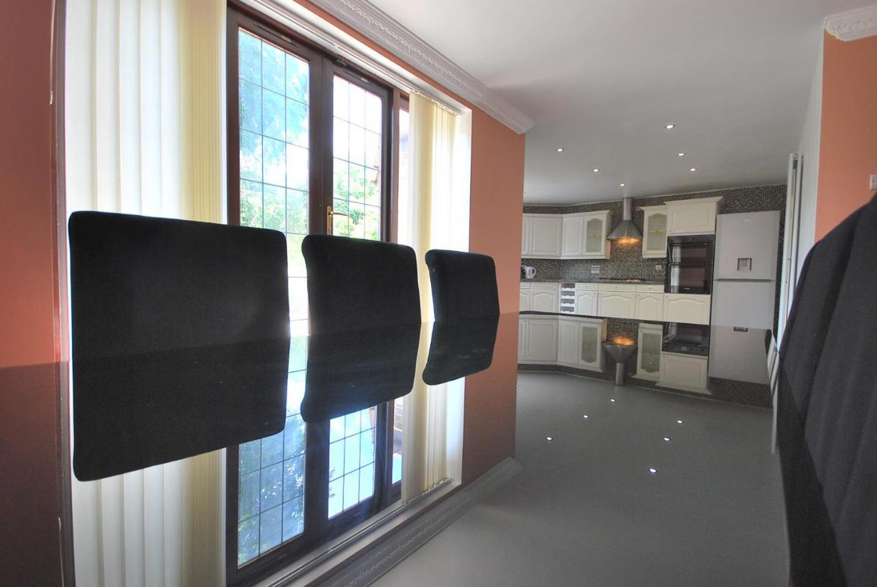 Entire And Exclusive Four Bed Detached Villa Lostock Dış mekan fotoğraf