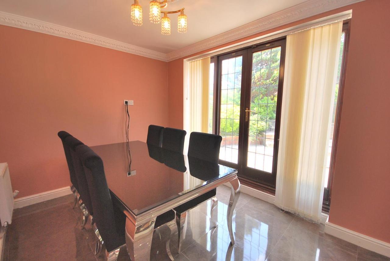 Entire And Exclusive Four Bed Detached Villa Lostock Dış mekan fotoğraf