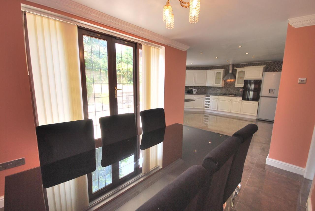 Entire And Exclusive Four Bed Detached Villa Lostock Dış mekan fotoğraf