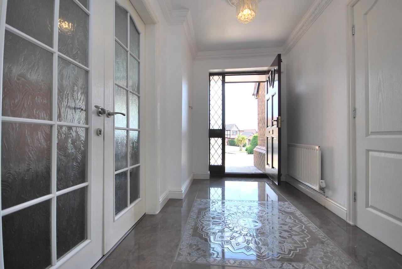 Entire And Exclusive Four Bed Detached Villa Lostock Dış mekan fotoğraf