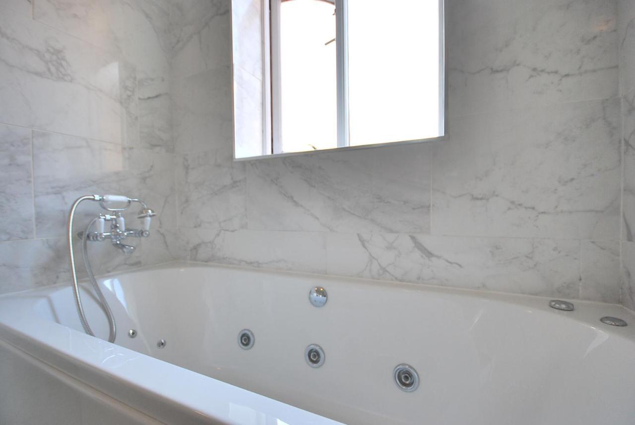 Entire And Exclusive Four Bed Detached Villa Lostock Dış mekan fotoğraf
