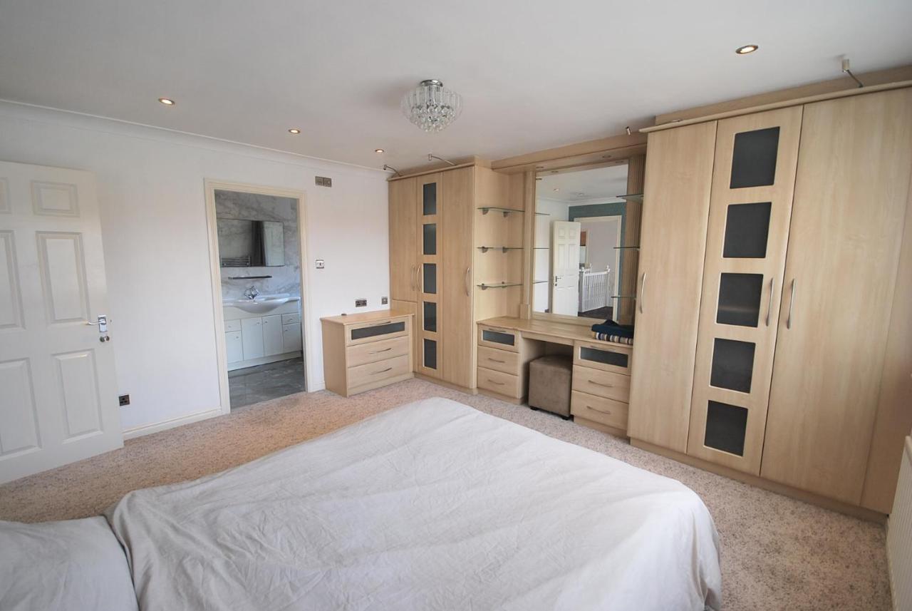 Entire And Exclusive Four Bed Detached Villa Lostock Dış mekan fotoğraf