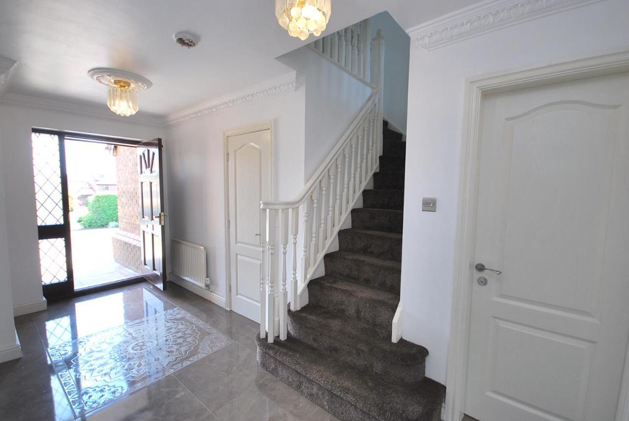 Entire And Exclusive Four Bed Detached Villa Lostock Dış mekan fotoğraf